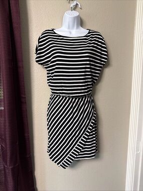 #818 White House Black Market Sheath Dress size XXS